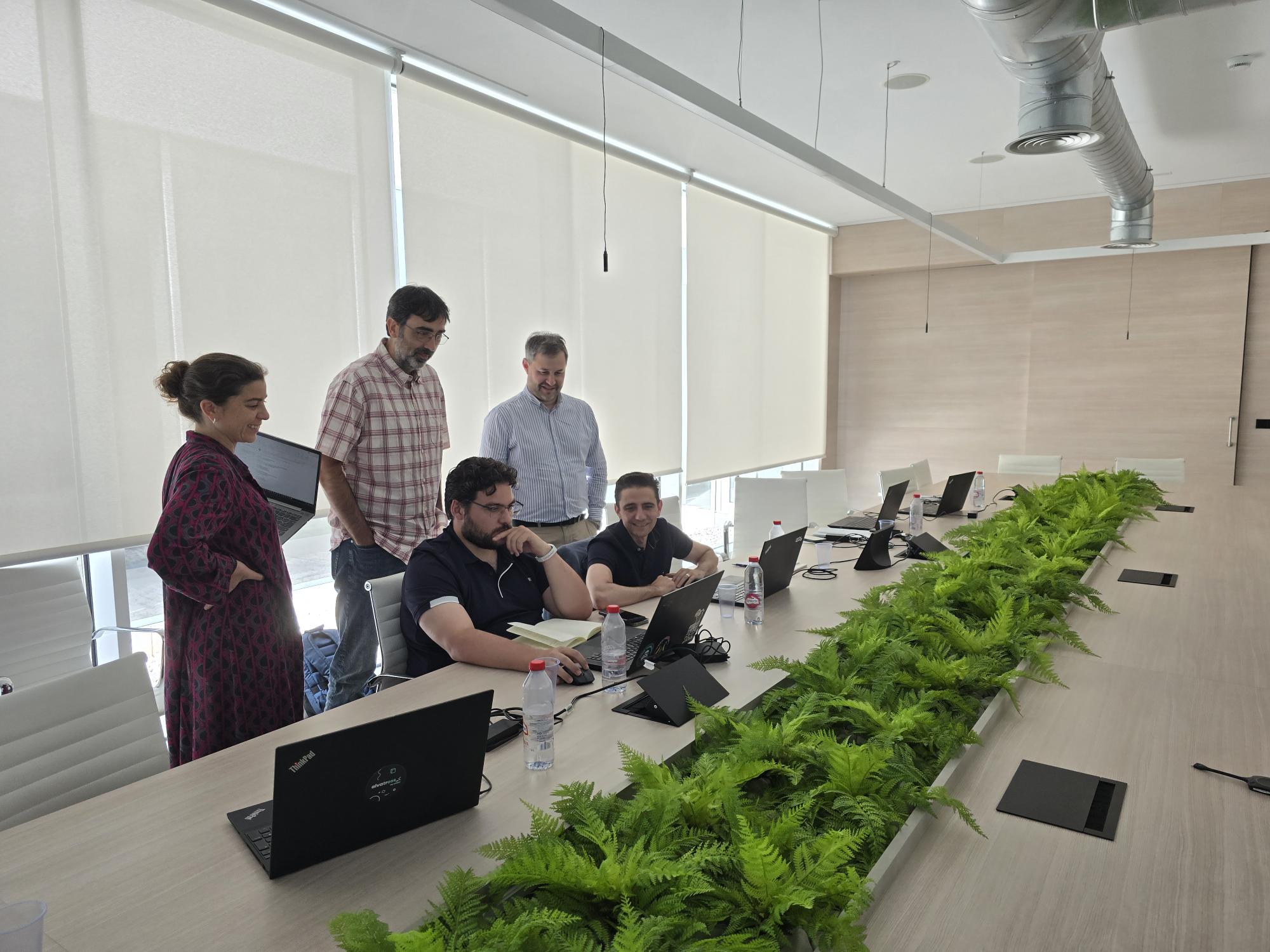 Equipo trabajando en la automatización